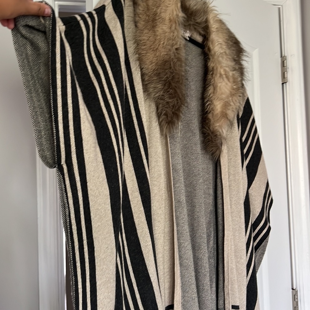 Versatile Cape - Picture 3 of 7